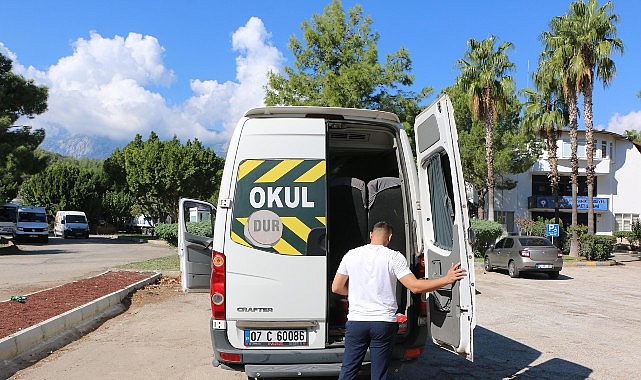 UKOME ekipleri servis araçlarını inceliyor görseli