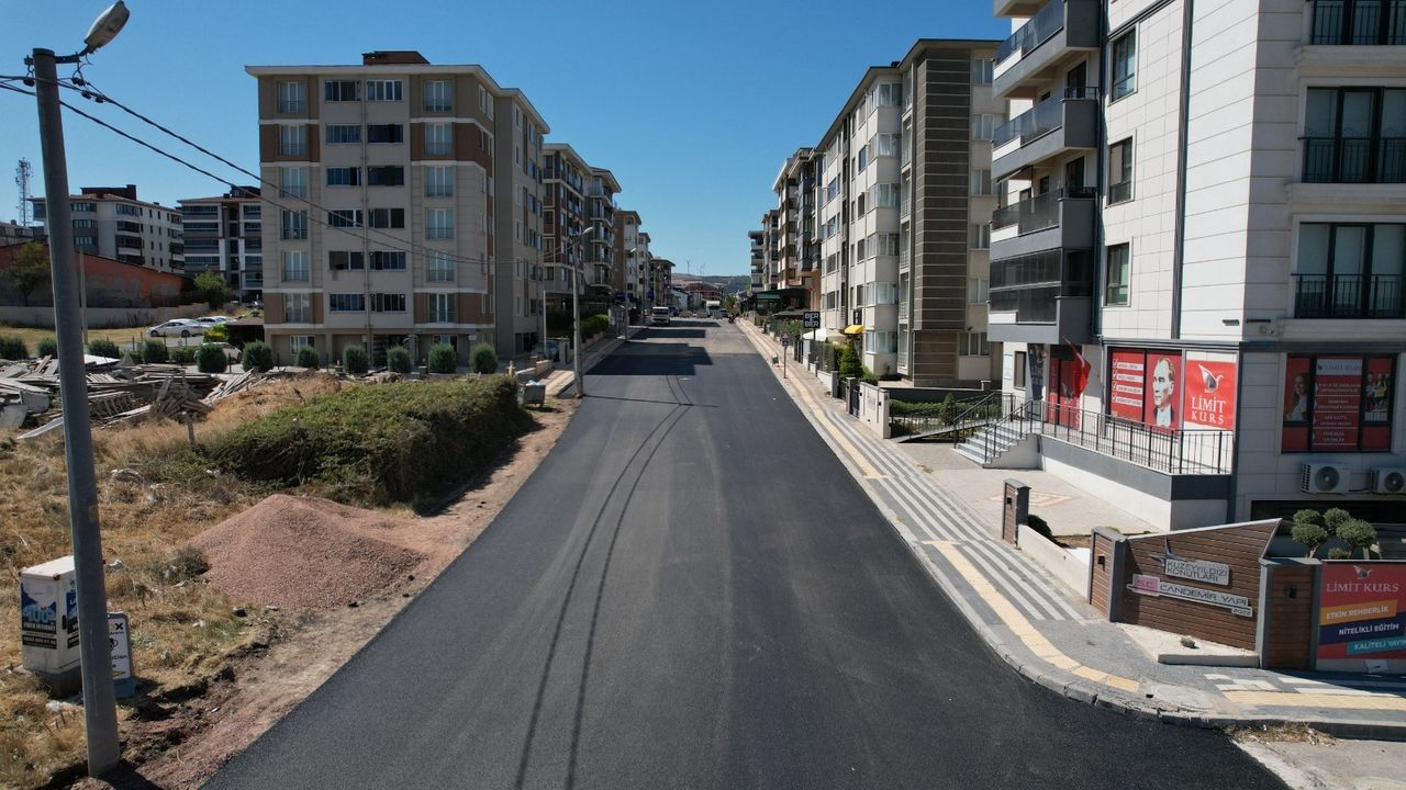 Balıkesir Büyükşehir, yıllardır hizmet bekleyen yolları asfaltla buluşturuyor görseli