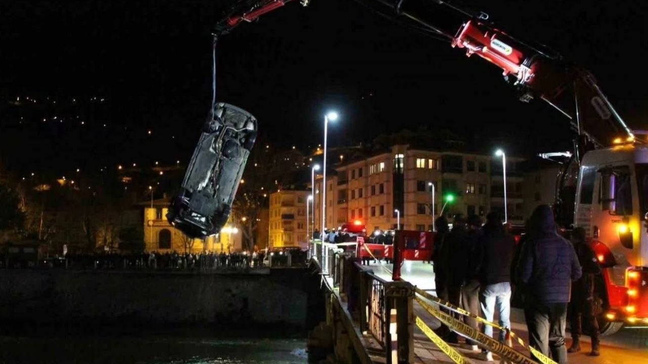 Amasya’da feci kaza: Otomobil Yeşilırmak’a uçtu, 1 ölü 1 yaralı görseli