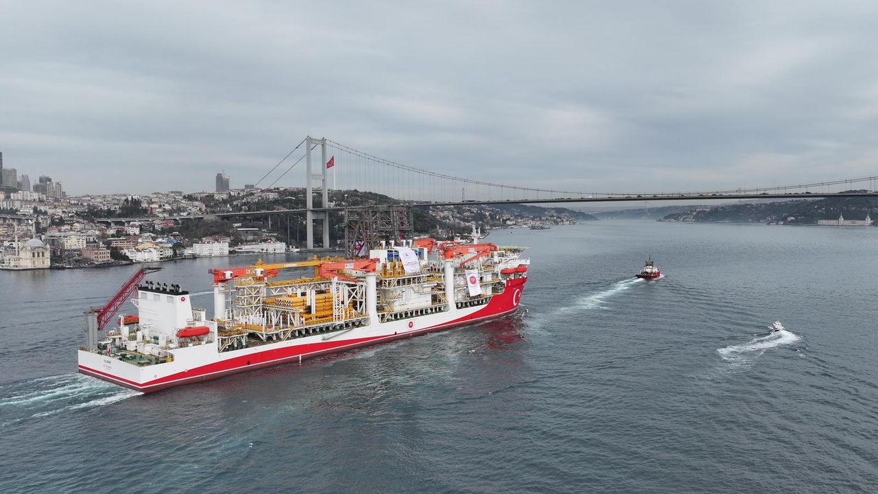 Yıldırım İstanbul Boğazı’ndan Geçti görseli
