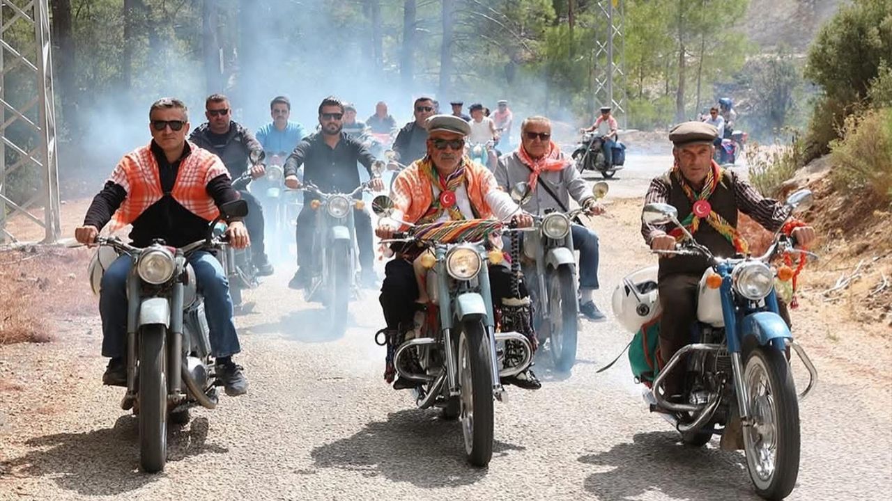 Kaş’ta klasik motosiklet tutkusu sosyal medyayı sallıyor görseli