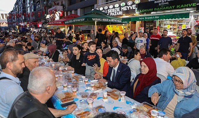 Bayraklı Belediyesi Ramazan Sofralarını Mahallelere Taşıyor görseli