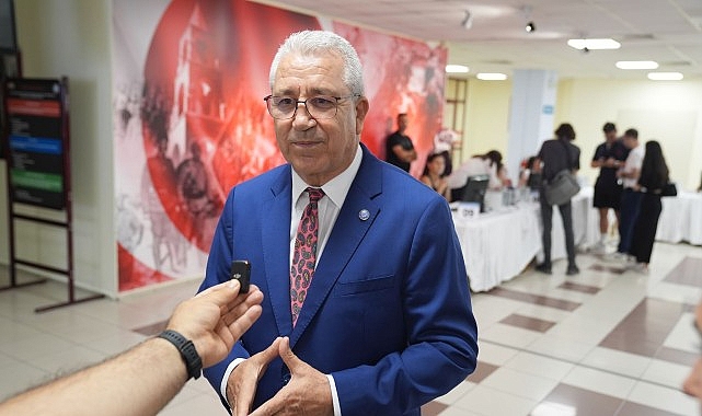 EÜ’de Rektör Prof. Dr. Budak çiçeği burnunda Egelilerin kayıt heyecanına ortak oldu görseli