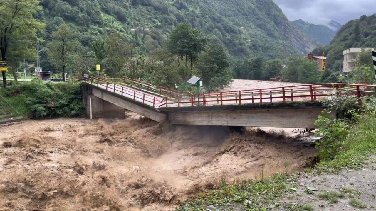 Rize’de sağanak yağış sel ve heyelana yol açtı görseli