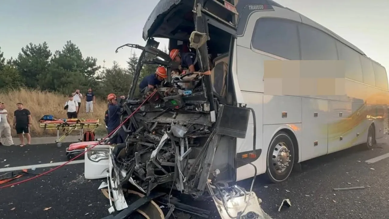 Malatya'dan gelen yolcu otobüsü kaza yaptı: 1 ölü, 10 yaralı görseli