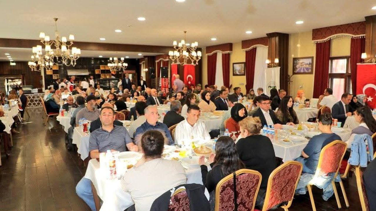 Kars’ta 15 Temmuz Şehitleri ve Gazileri onuruna yemek tertip edildi görseli