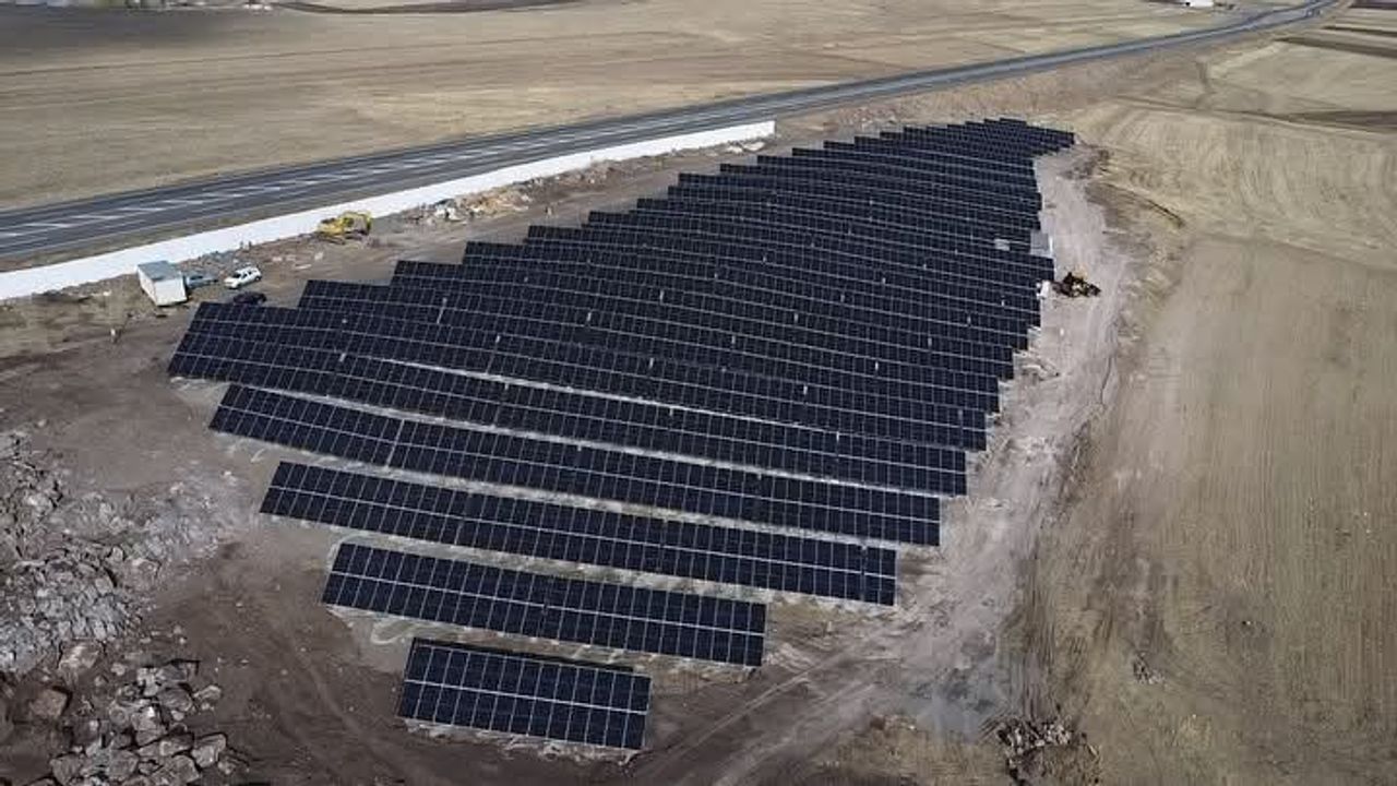Kars İl Özel İdaresi’nden enerji hamlesi: 60 milyon liralık GES elektrik üretimine başladı görseli