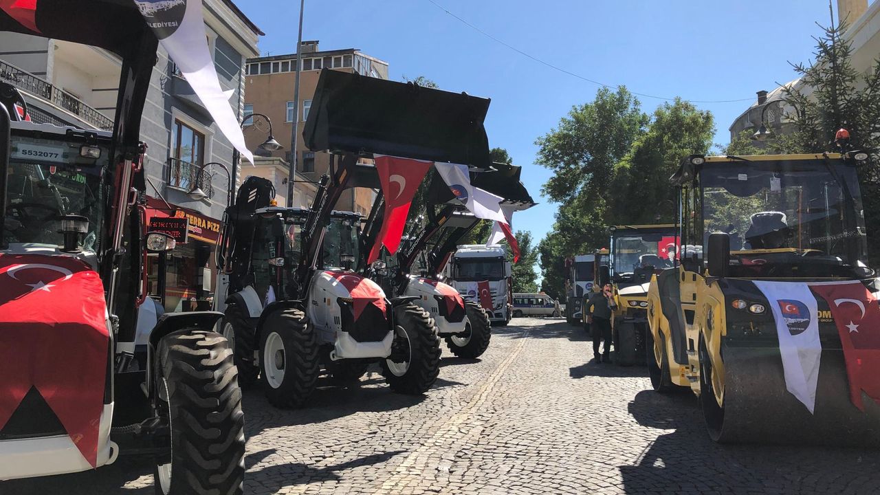 Kars Belediyesi araç filosunu güçlendirdi: 15 yeni iş makinesi dualarla hizmete girdi görseli