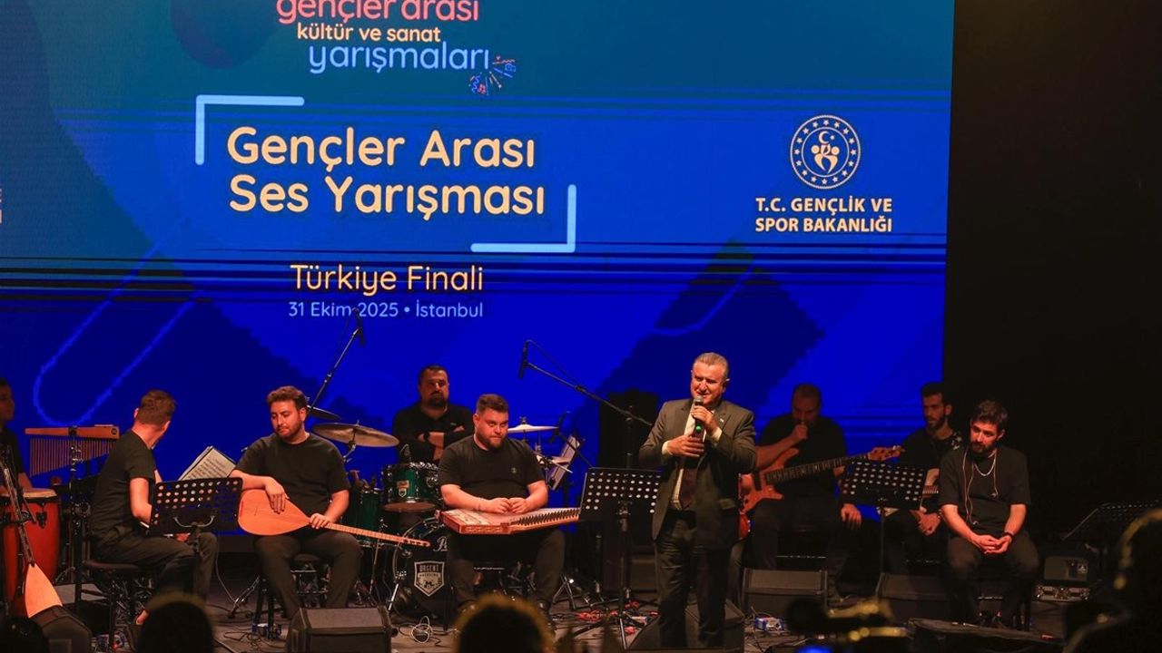 Bakan Bak gençler ses yarışmasında şarkı söyledi görseli