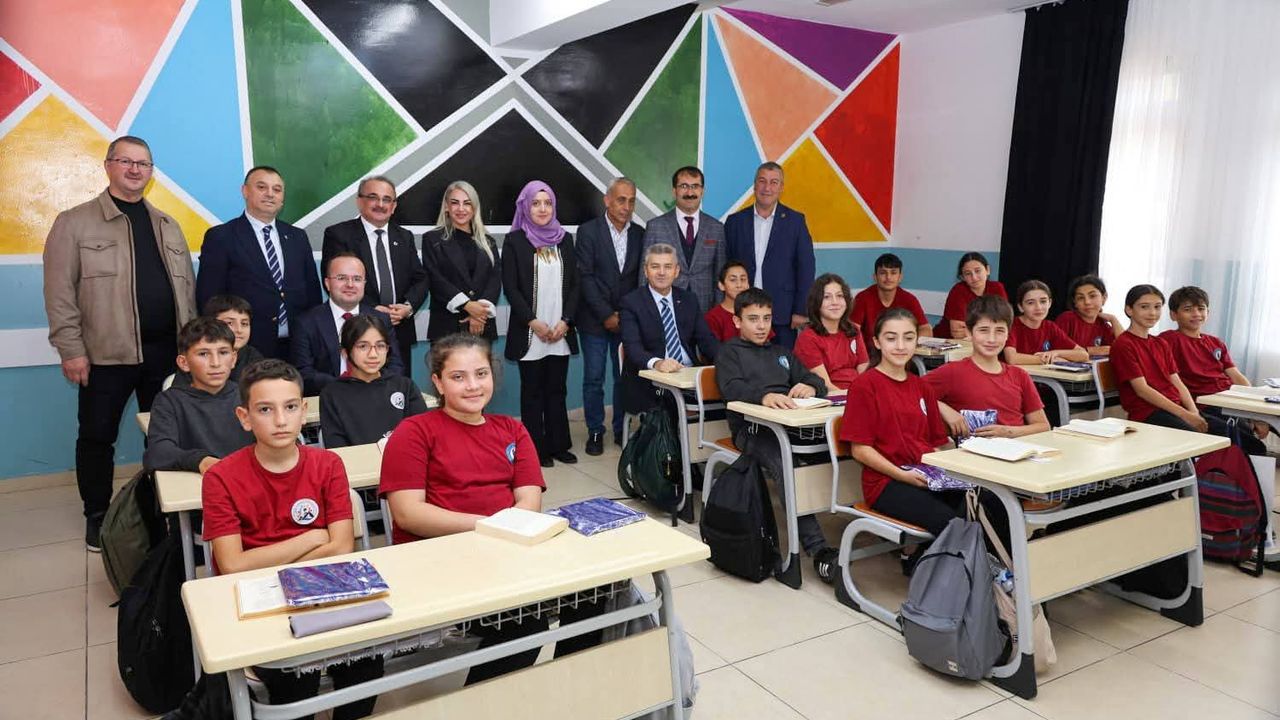 Öğrenciler tulumla karşıladıkları Vali Ergün’den halı saha istediler görseli