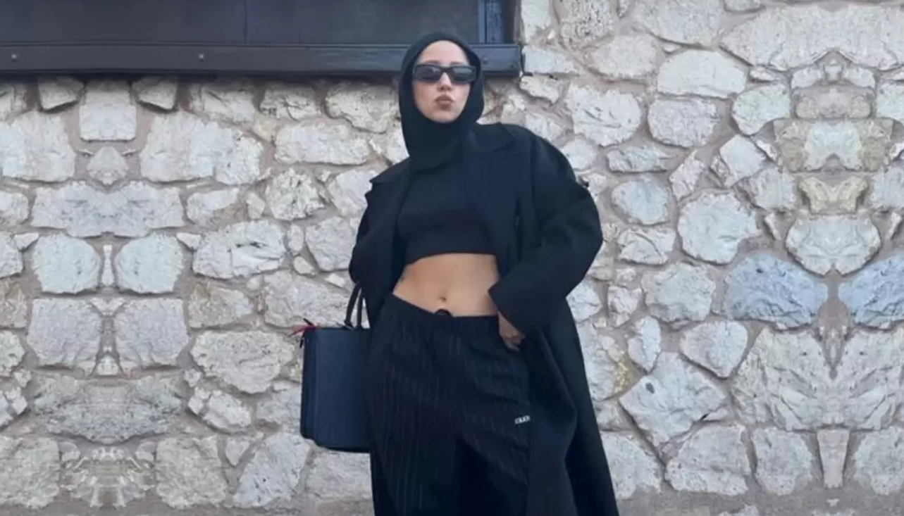Zeynep Bastık'ın "Başörtüsü" Kombini Sosyal Medyayı İkiye Böldü görseli