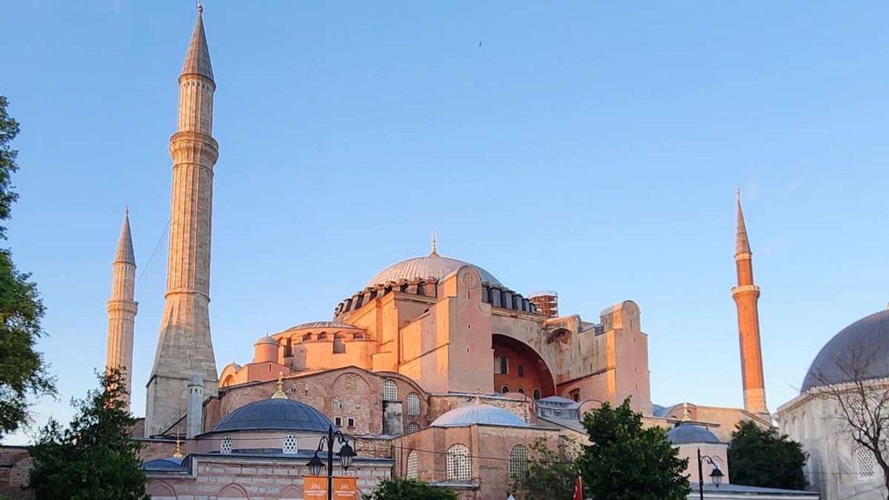 Fethin sembolü Ayasofya Camii'nin ibadete açılmasının 5'inci yıl dönümü görseli