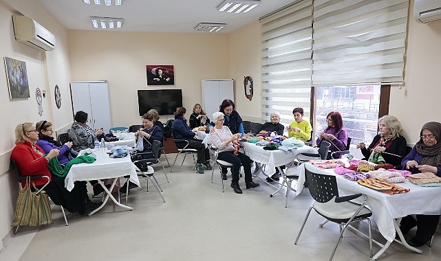 İyilik örüyor, çocukların yüreklerini ısıtıyorlar görseli