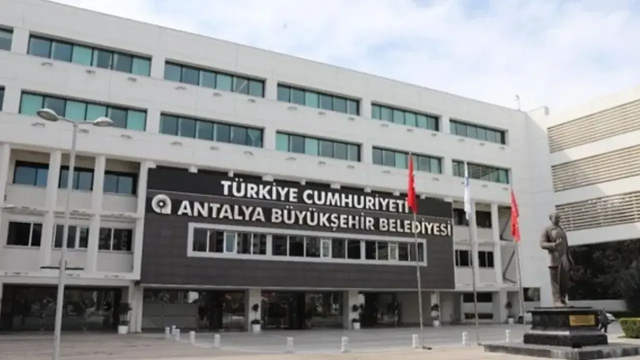 Antalya Büyükşehir Belediyesi’ne rüşvet soruşturmasında yeni gözaltılar görseli