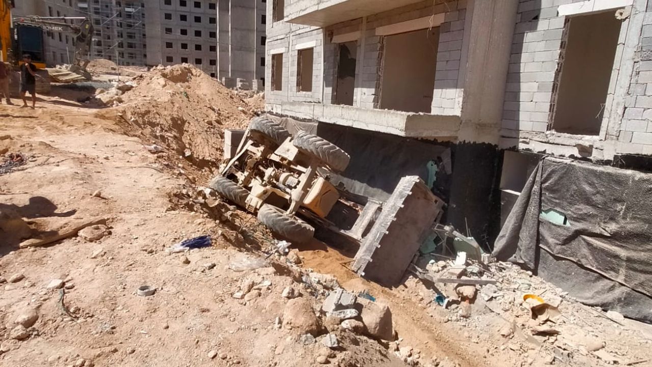 Malatya’da şantiyede iş makinesi devrildi: 1 ölü görseli