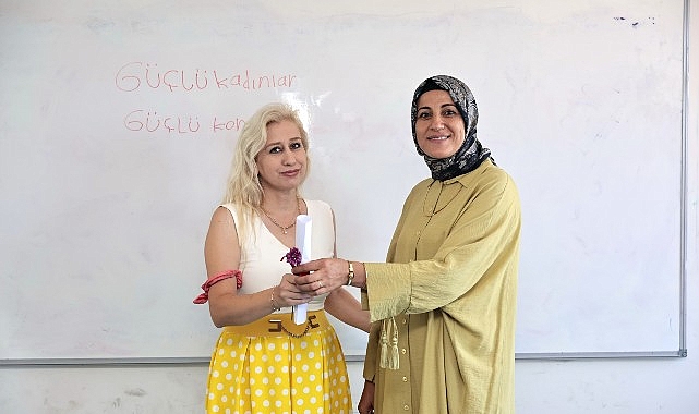 Konak’ta okur-yazar kadınların gurur günü görseli