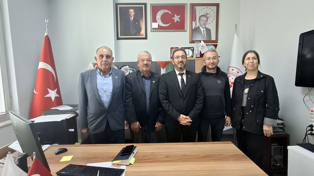 Muhtarlar Derneğinden İlçe Gençlik Spor müdürüne ziyaret: görseli