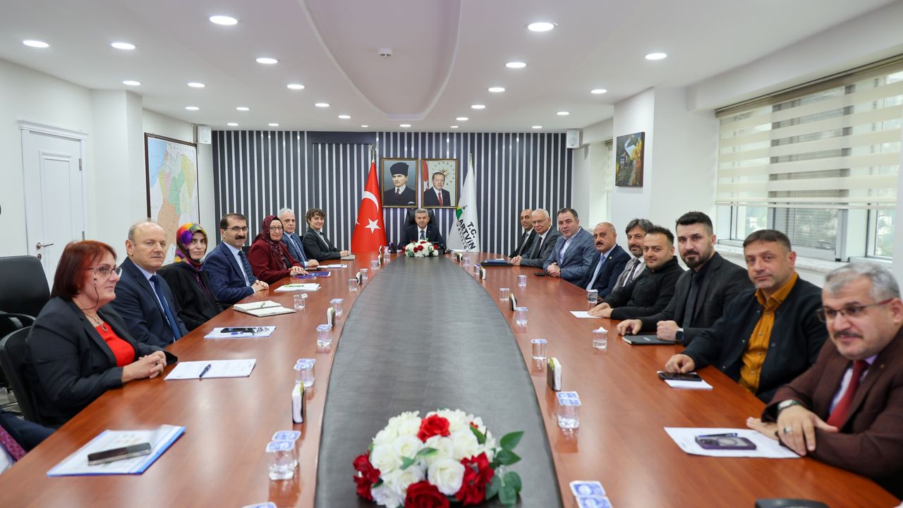 Artvin'de Vali Ergün başkanlığında İl İstihdam ve Mesleki Eğitim Kurulu toplantısı yapıldı görseli