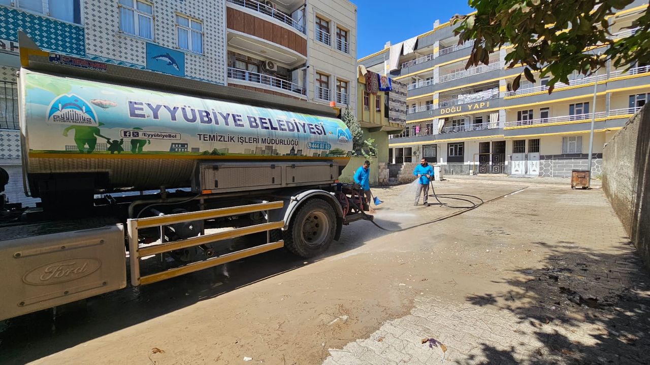 Geceyi gündüze katan temizlik ekibi, Eyyübiye'yi baştan aşağı temizliyor görseli