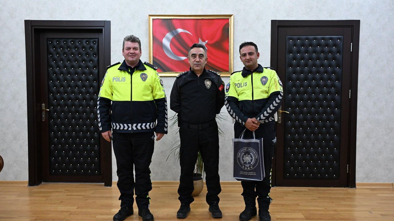 Kars İl Emniyet Müdürü Tombul, Başarılı Polis Memurunu ödüllendirdi görseli
