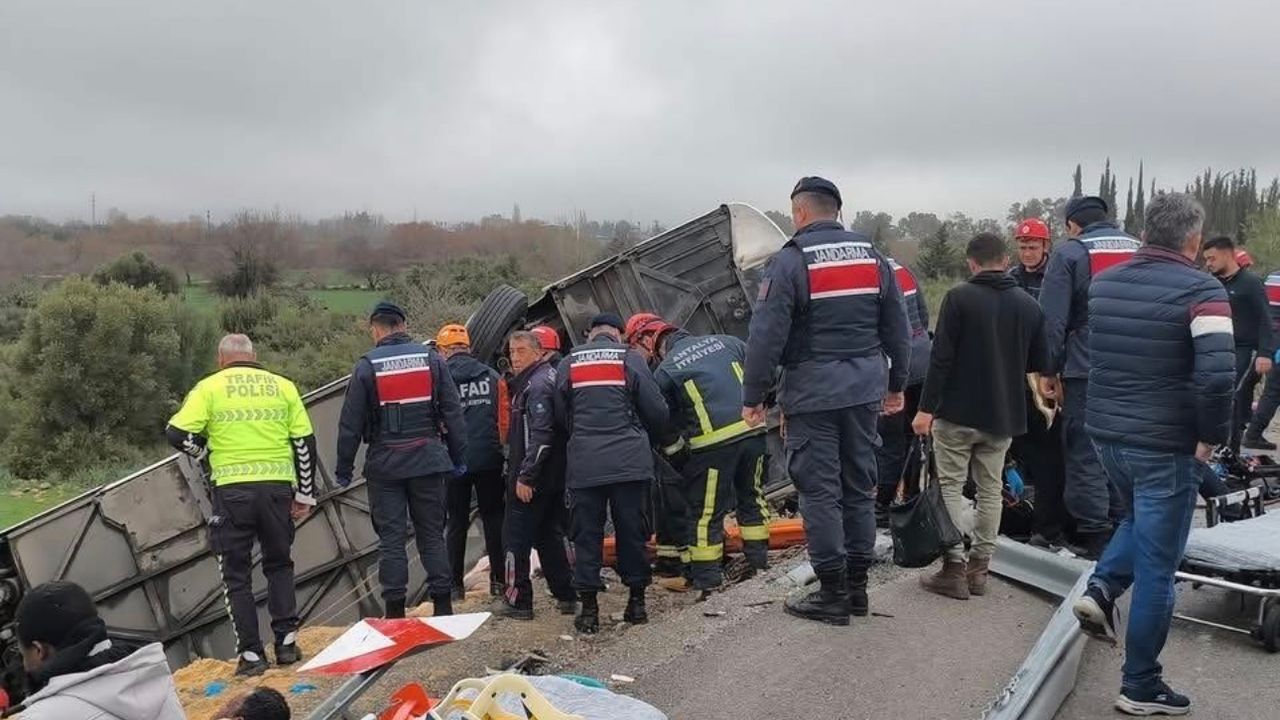 Antalya’da yolcu otobüsü devrildi: 8 ölü, 26 yaralı görseli