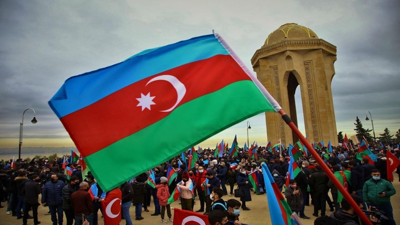 Azerbaycan bağımsızlığının 34. yılını gururla kutluyor görseli