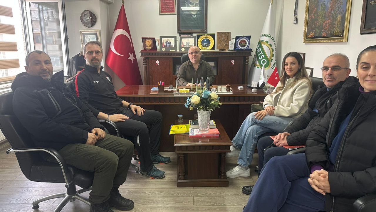 Artvinspor Kulübü Başkanı Yıldırım, kulübün antrenörleriyle istişarelerde bulundu görseli