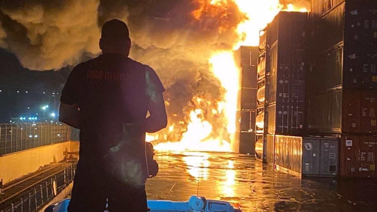 Aliağa Nemport Limanı’nda konteyner yangını görseli