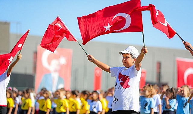 Aliağalılar Cumhuriyetin 102. Yılını Hep Birlikte Coşkuyla Kutlayacak görseli