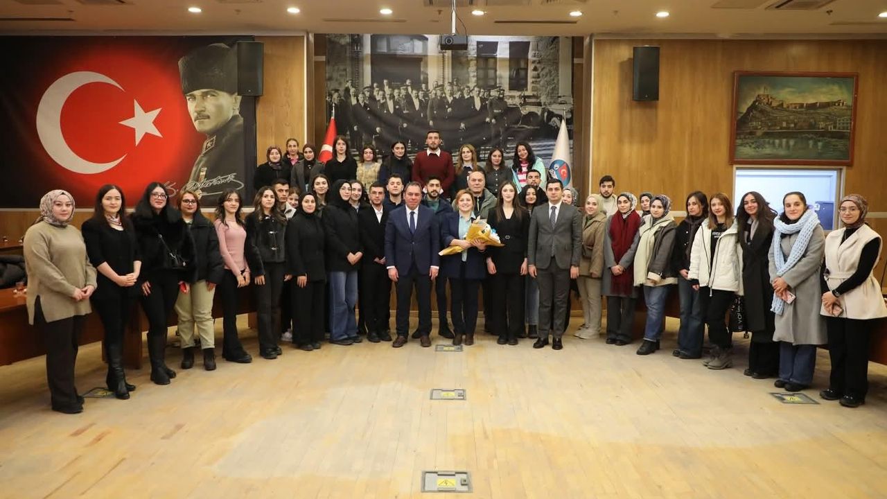 Kars Belediyesinde "Yerel Yönetimler" Dersi: Başkan Senger gençlerle buluştu görseli