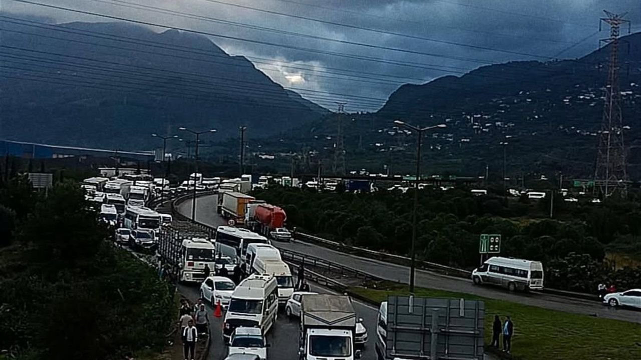 Payas-Adana otoyolu’nda sel alarmı: Trafik tek yönden sağlanıyor görseli