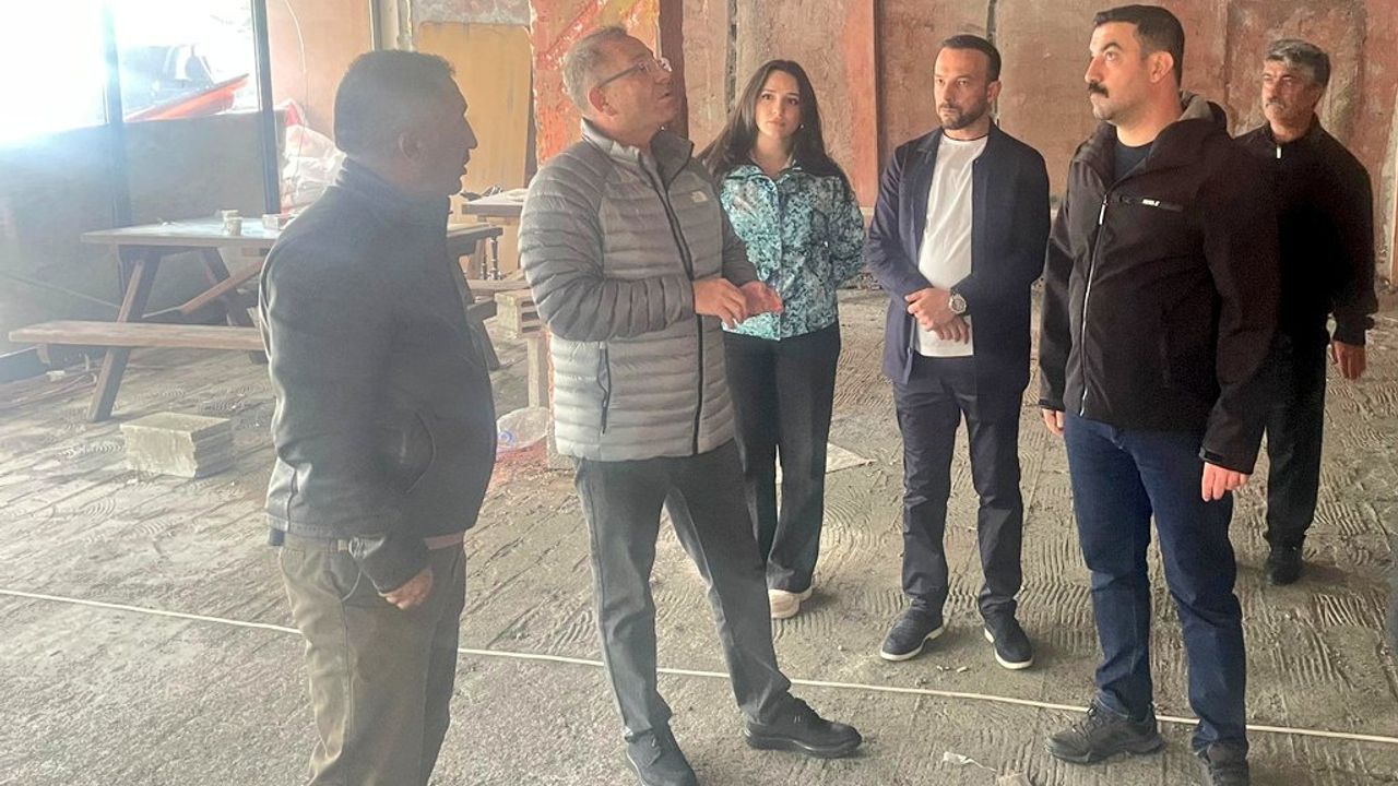Vali Ziya Polat, Çıldır Gölü kıyısındaki Kütük Ev inşaatında inceleme yaptı görseli