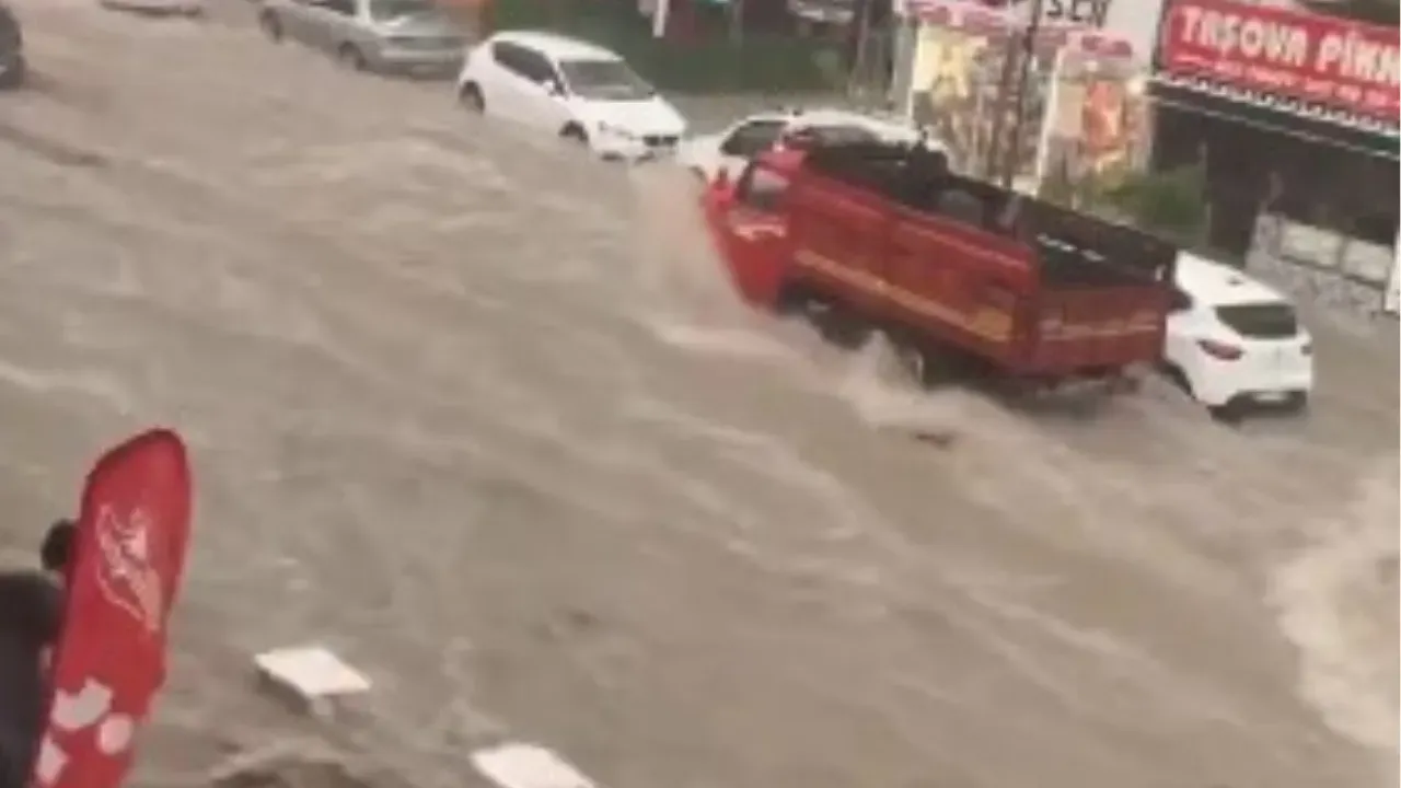 ra sağanak yağışa teslim oldu: Alt geçitleri sel bastı, çatılar uçtu görseli
