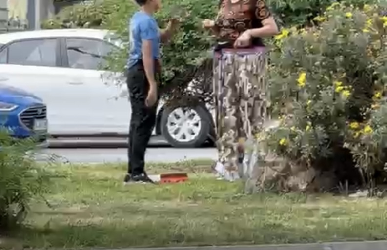 İzmir’de zorla cam silenler paraları koyacak yer bulamıyor! görseli