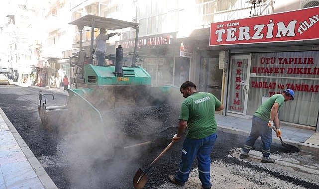 Konak’ta asfalt seferberliği devam ediyor görseli