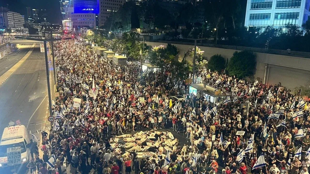 İsrail’de hükümet karşıtı grev ve protestolara 1 milyondan fazla katılım görseli