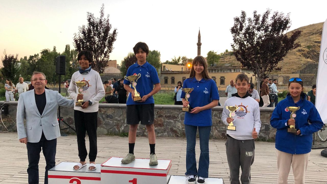 Vali Ziya Polat, Anadolu Yelken Ligi Kars Optimist Yarışları’nda dereceye giren sporculara ödüllerini verdi görseli
