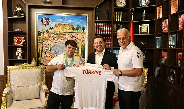 Avrupa Şampiyonu Ramazan Ünlü, Başkan Arı’yı Ziyaret Etti görseli