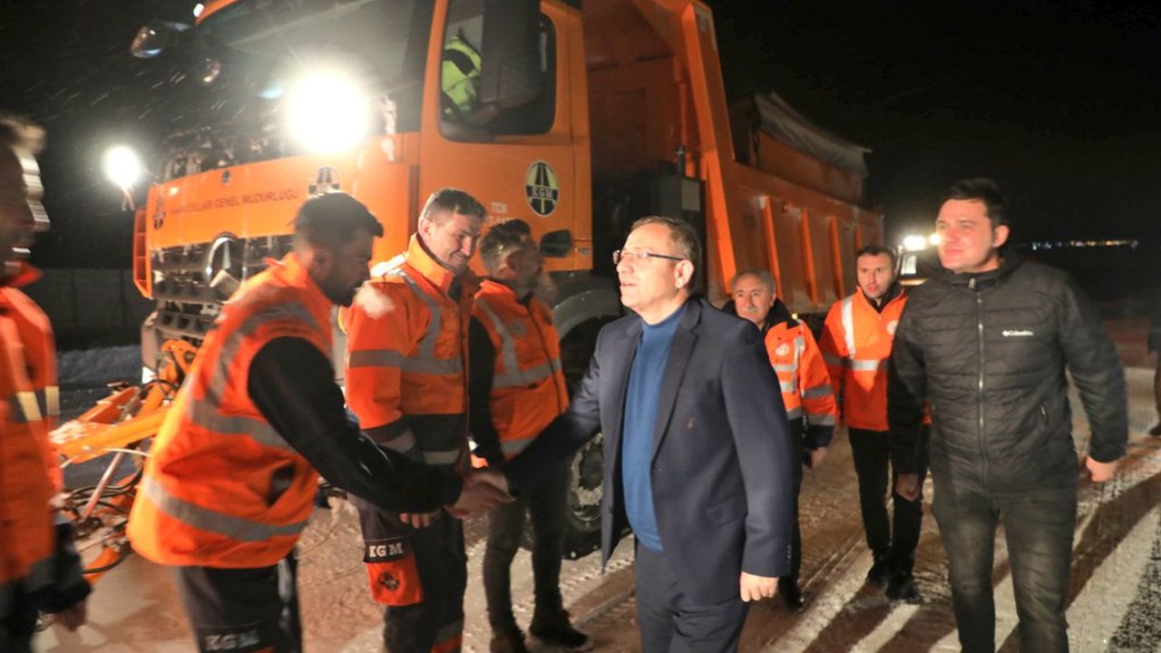 Kars Valisi Ziya Polat, karla mücadele ekibini ziyaret etti görseli