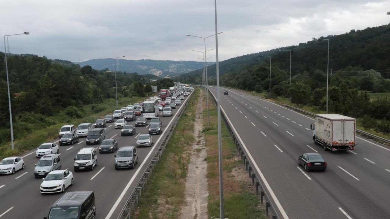 Motorlu taşıtlar 2024’te 383 milyar kilometre yol katetti görseli