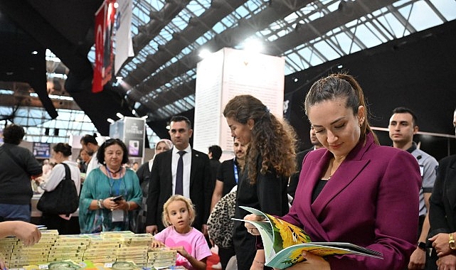 Ahmet Ümit Antalya Kitap Fuarı’nda okurlarıyla buluştu görseli