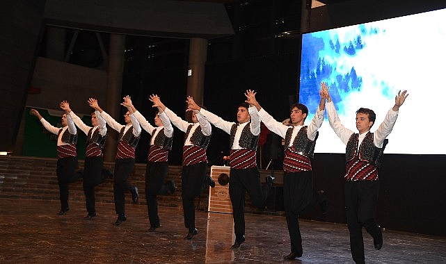 Atatürk’ün Bursa’ya gelişinin 103’üncü yıl dönümü Osmangazi’de muhteşem gösteriyle kutlandı görseli