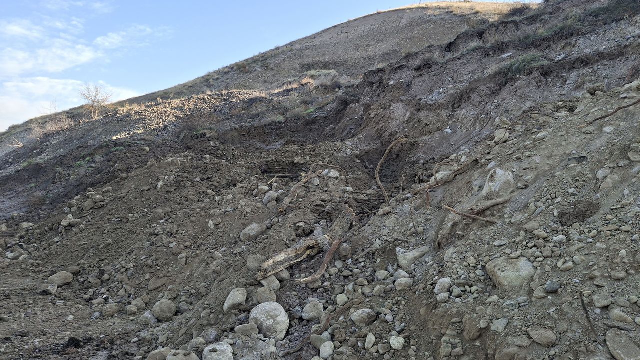 Beypazarı Adaören Mahallesi yolunda toprak kayması görseli