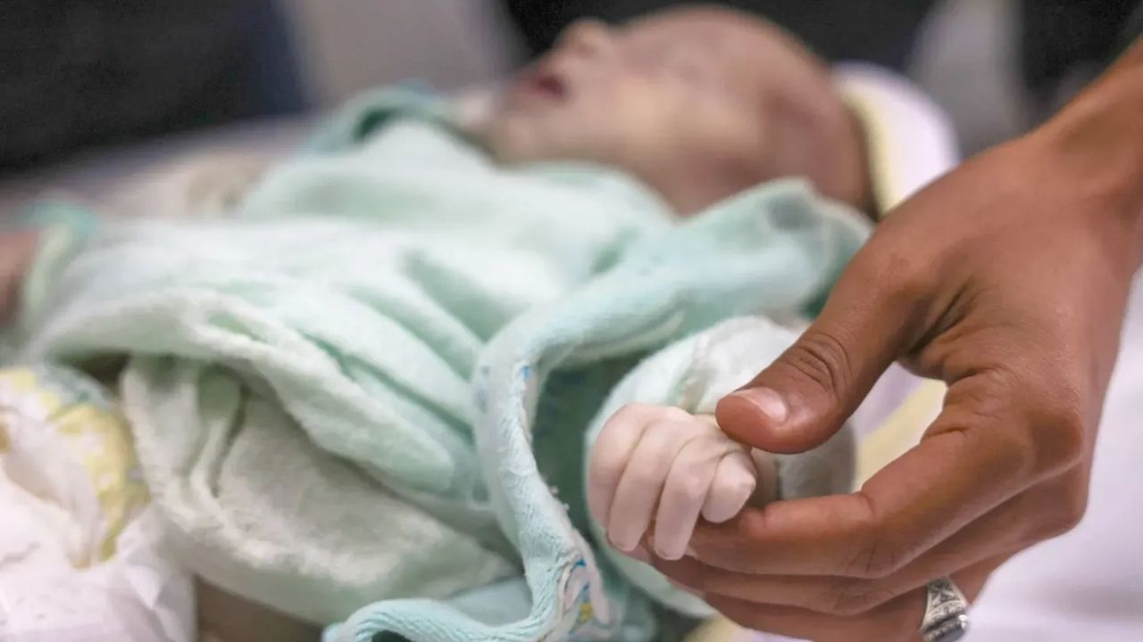 Gazze’de 12 günlük bebek soğuktan hayatını kaybetti görseli