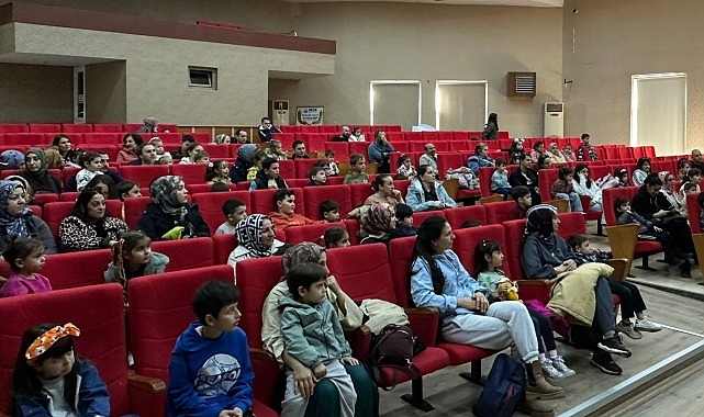 Gölcük’te Çocuklara Özel Sahne Etkinlikleri Dolu Dolu Geçiyor görseli