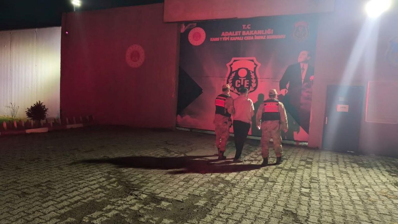 Kars’ta dolandırıcılık suçundan 5 yıl hapis cezası bulunan şahıs yakalandı görseli