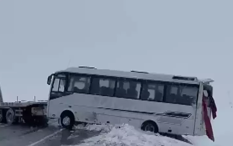 Malatya Yolunda Kaza: Cenaze Konvoyundaki Minibüs Devrildi görseli
