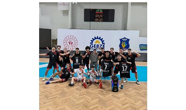 Gölcük Belediyesi Voleybolda tarih yazdı: Üst Üste 3. Şampiyonluk görseli