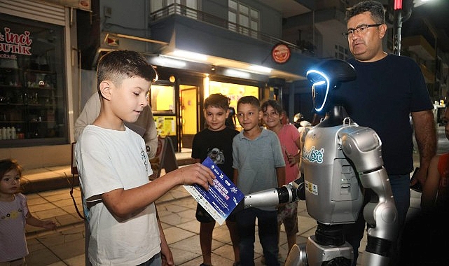İnsansı Robot Canik Sokaklarında görseli