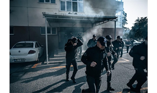 İtfaiye ekiplerinden polis okulunda yangın tatbikatı görseli